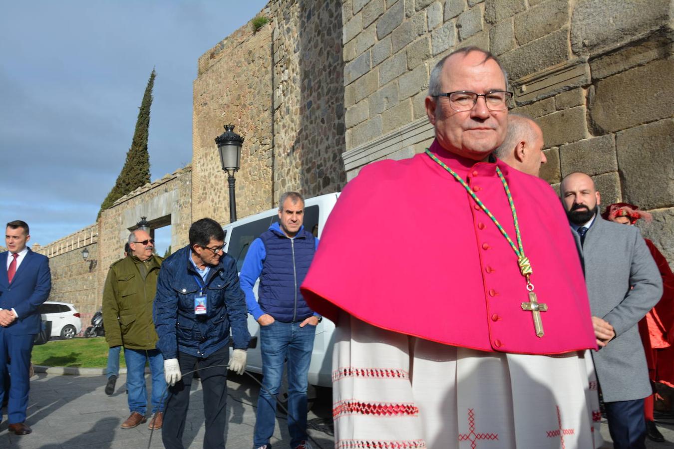 Las imágenes del recibimiento al nuevo arzobispo en la Puerta de Bisagra