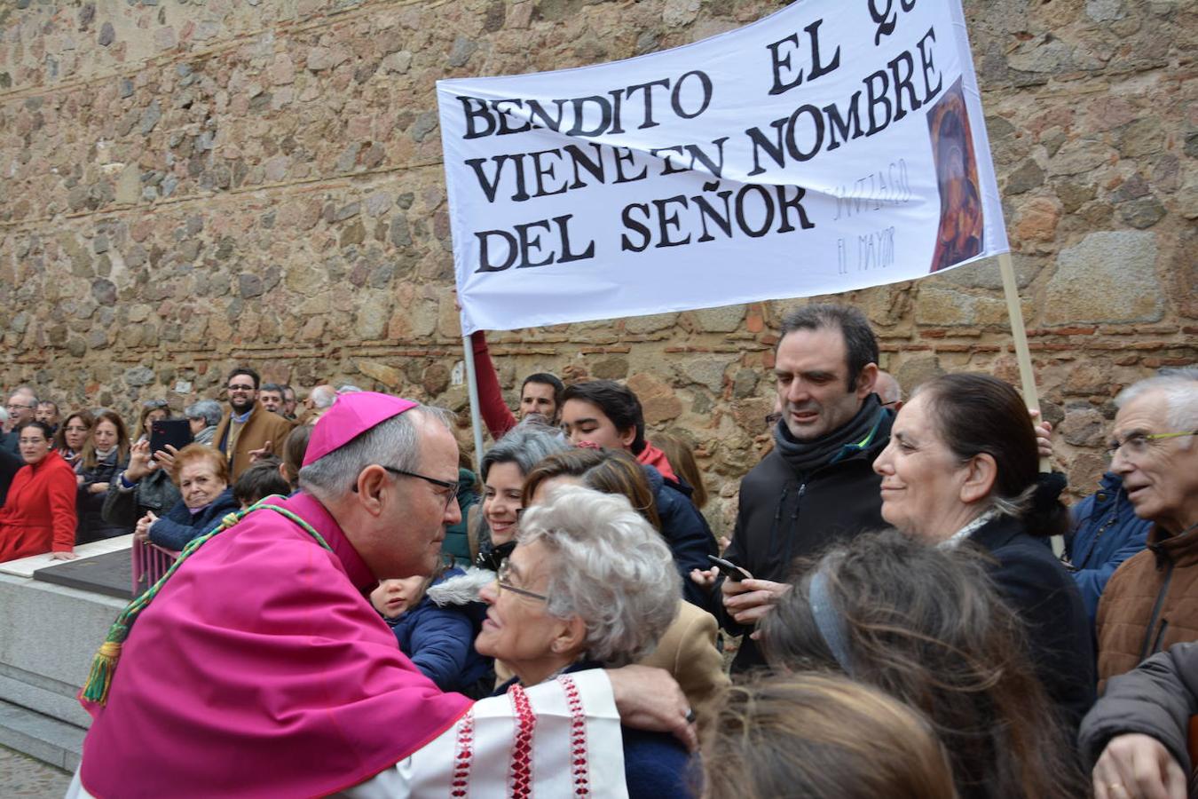 Las imágenes del recibimiento al nuevo arzobispo en la Puerta de Bisagra