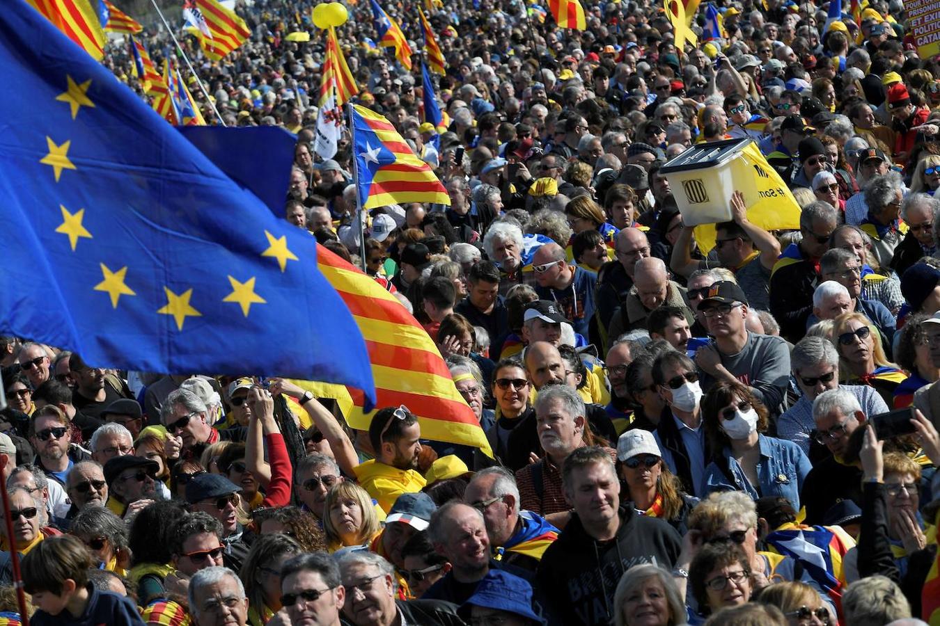 El independentismo recibe a Puigdemont en Francia con una manifestación multitudinaria