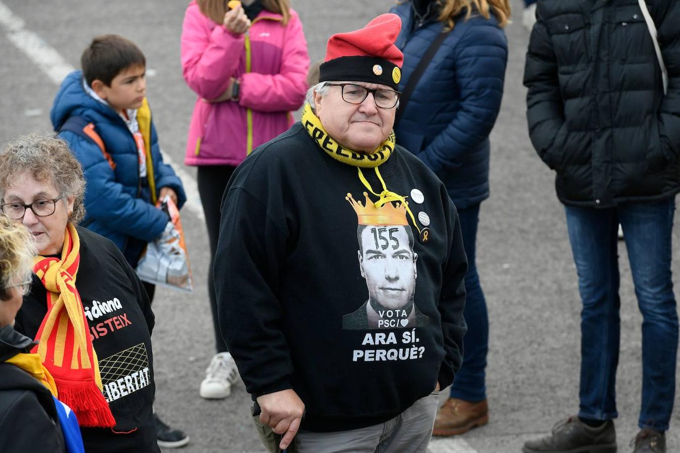 El independentismo recibe a Puigdemont en Francia con una manifestación multitudinaria