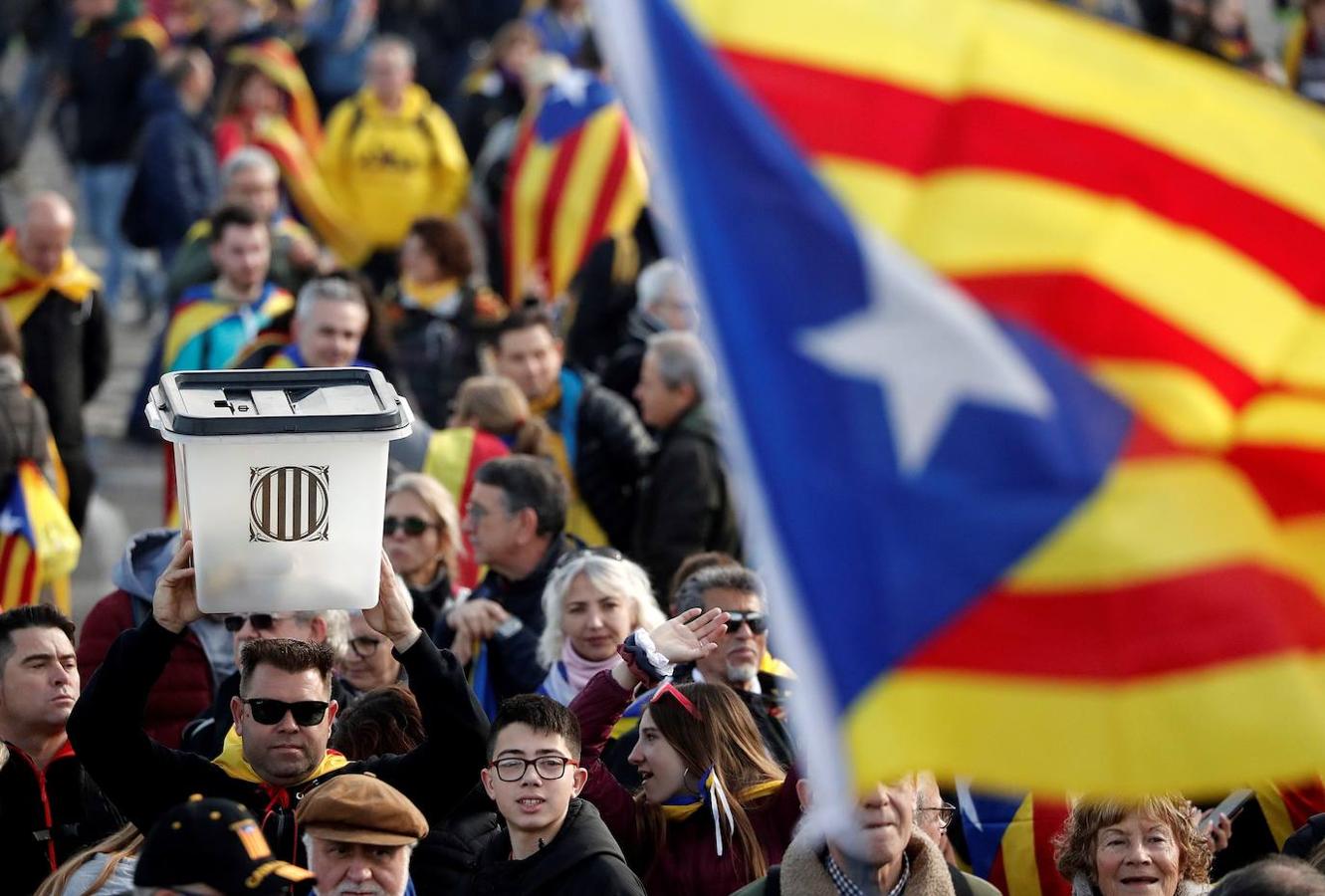 El independentismo recibe a Puigdemont en Francia con una manifestación multitudinaria