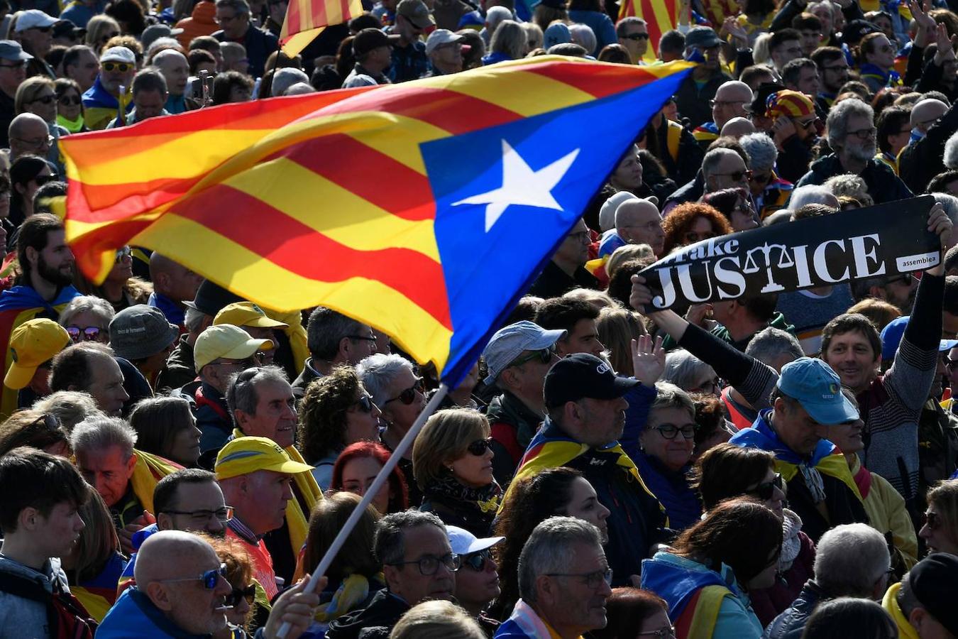 El independentismo recibe a Puigdemont en Francia con una manifestación multitudinaria