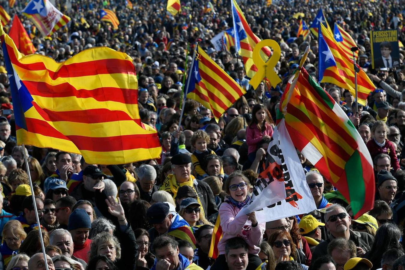 El independentismo recibe a Puigdemont en Francia con una manifestación multitudinaria