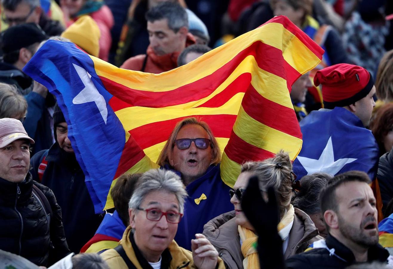 El independentismo recibe a Puigdemont en Francia con una manifestación multitudinaria