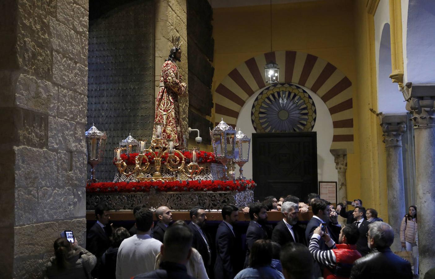 El Vía Crucis del Señor de la Sentencia de Córdoba, en imágenes