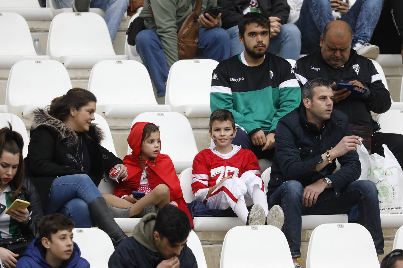 El ambiente en las gradas del estadio en el Córdoba CF-Algeciras, en imágenes