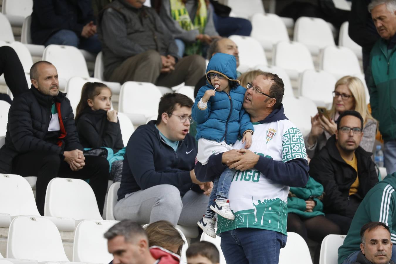 El ambiente en las gradas del estadio en el Córdoba CF-Algeciras, en imágenes