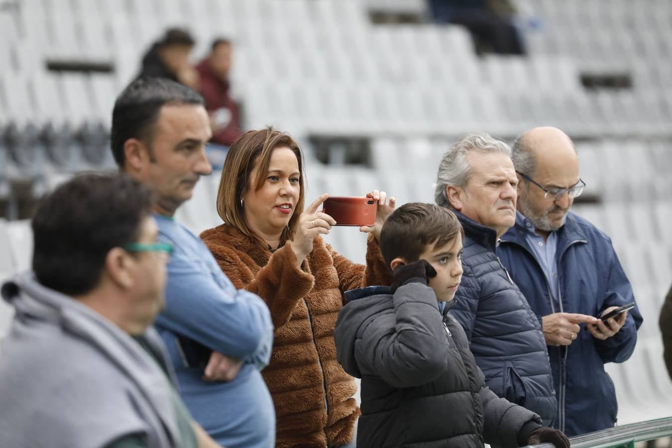 El ambiente en las gradas del estadio en el Córdoba CF-Algeciras, en imágenes