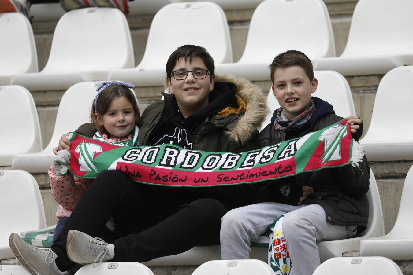 El ambiente en las gradas del estadio en el Córdoba CF-Algeciras, en imágenes