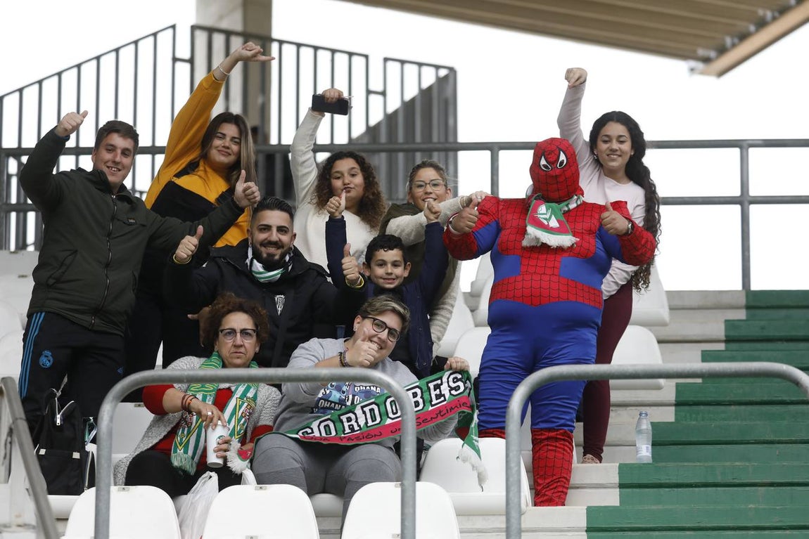 El ambiente en las gradas del estadio en el Córdoba CF-Algeciras, en imágenes