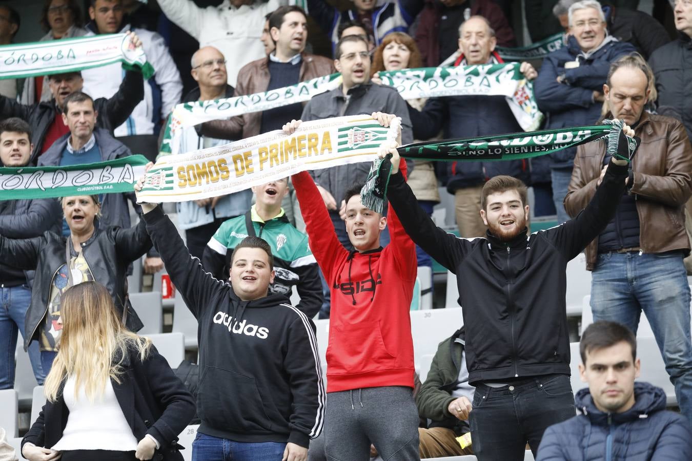 El ambiente en las gradas del estadio en el Córdoba CF-Algeciras, en imágenes