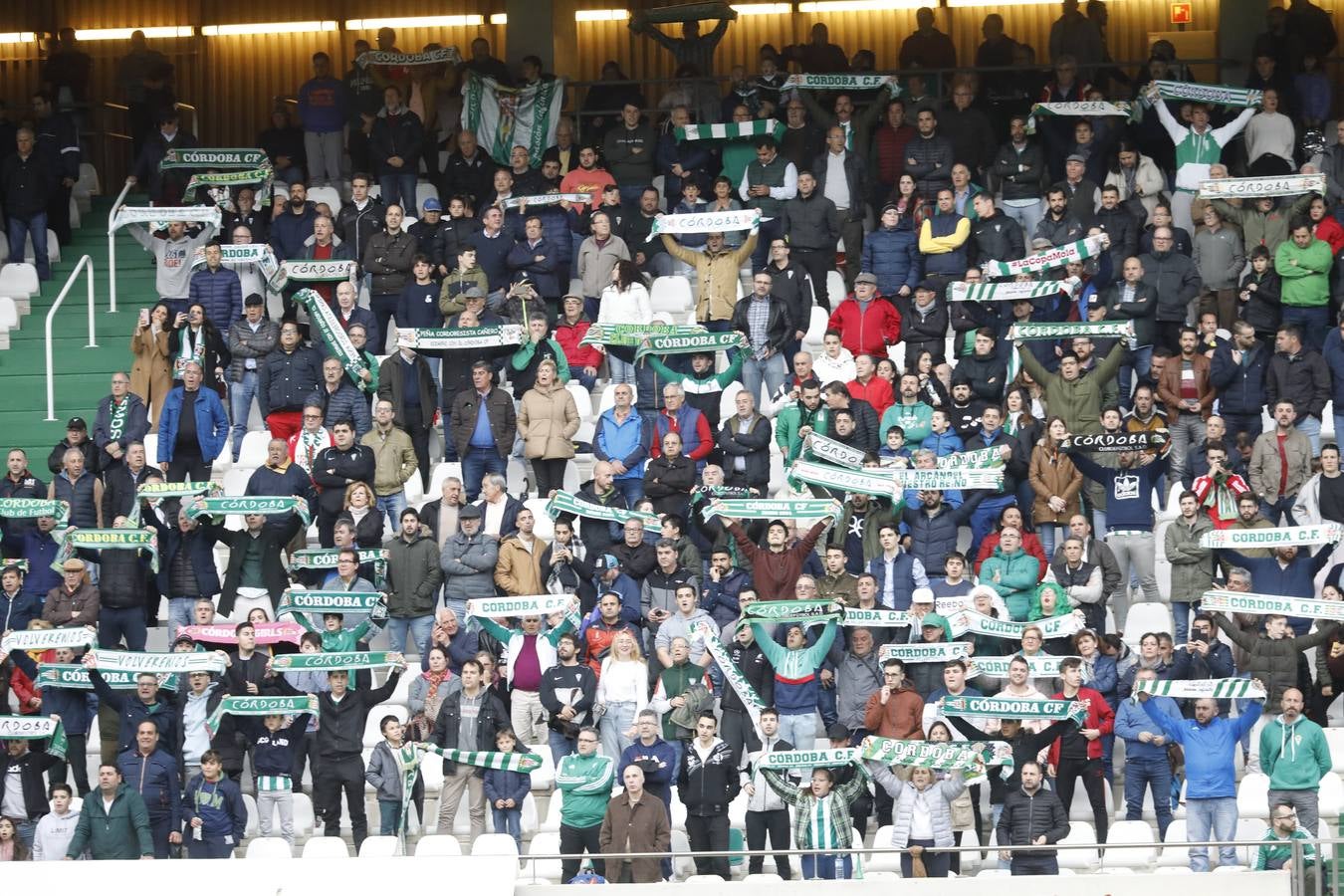 El ambiente en las gradas del estadio en el Córdoba CF-Algeciras, en imágenes