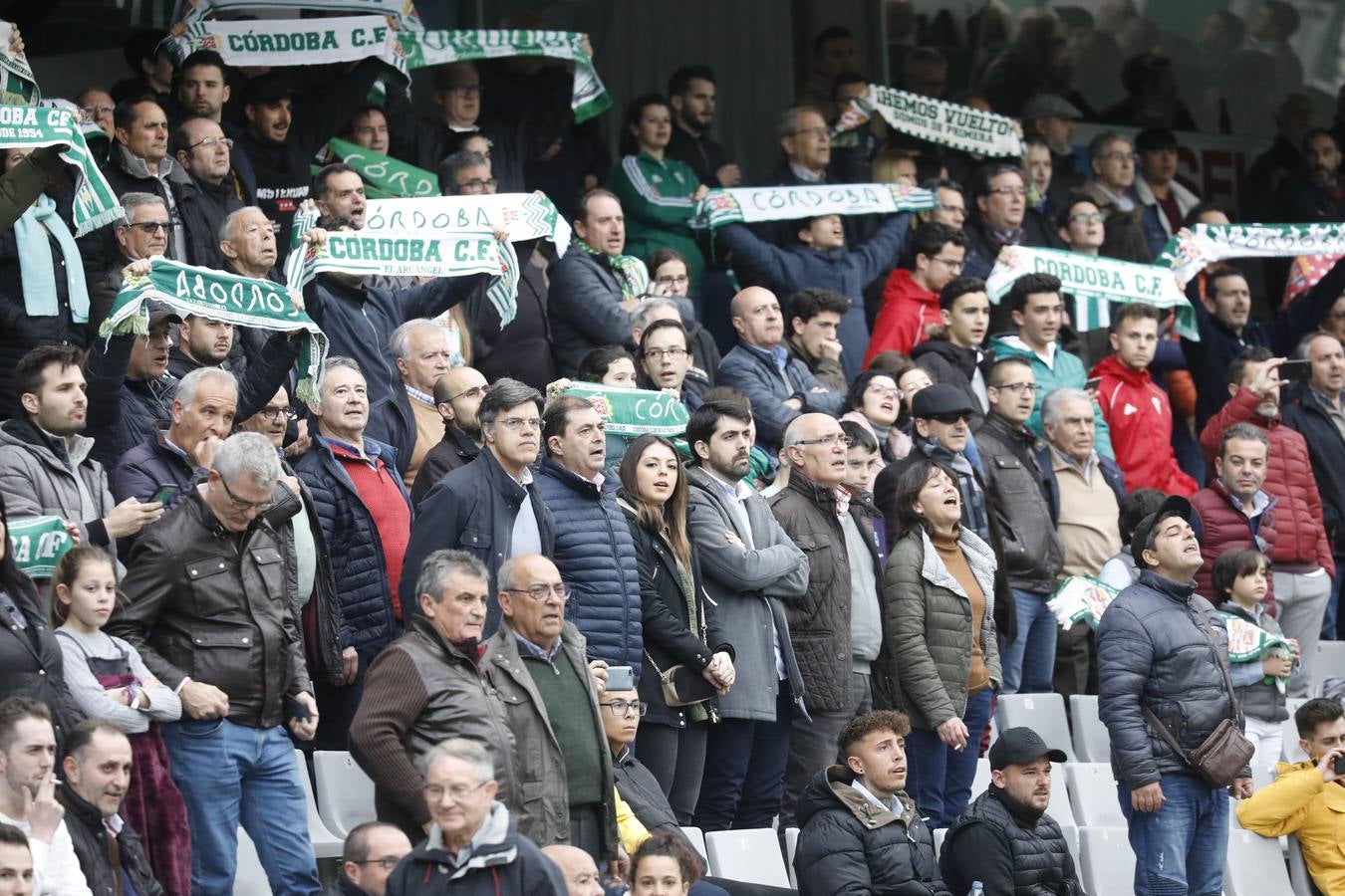 El ambiente en las gradas del estadio en el Córdoba CF-Algeciras, en imágenes