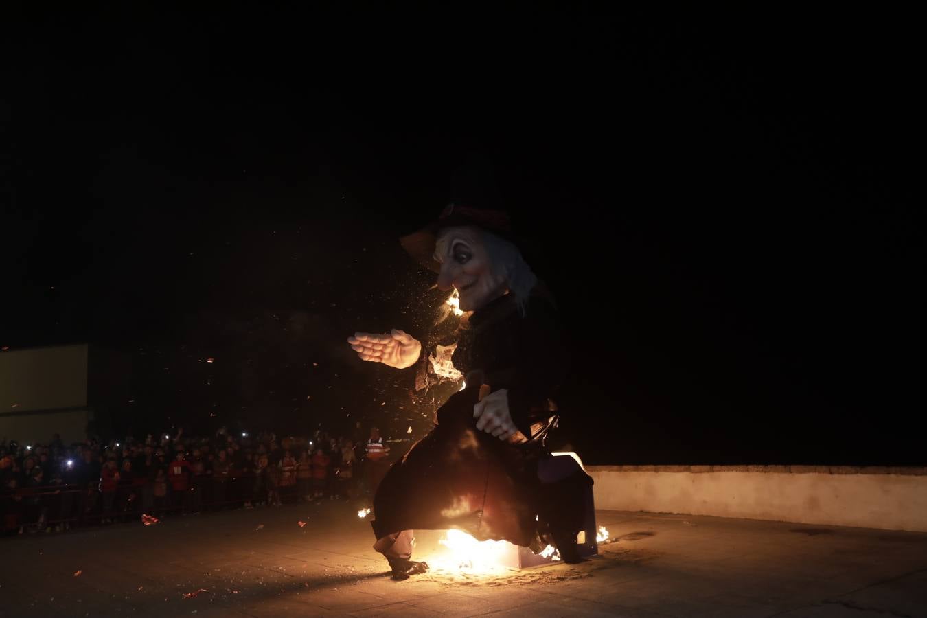 FOTOS: Quema de la Bruja Piti y fuegos artificiales desde La Caleta