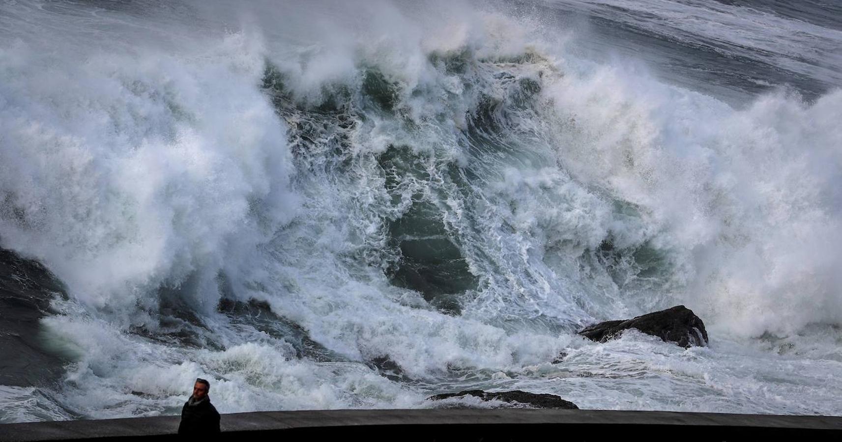 La Dirección de Protección Civil y Emergencias recomienda extremar las medidas de precaución ante el nuevo temporal de viento, lluvia y mar que se registra en la Península y Baleares desde el viernes.. 