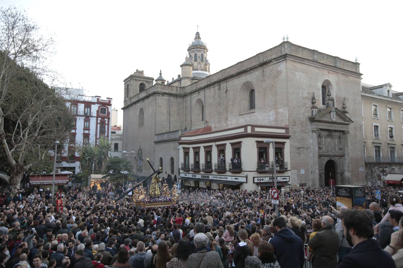 El Vía Crucis del Consejo de Hermandades y Cofradías de Sevilla, en imágenes (II)