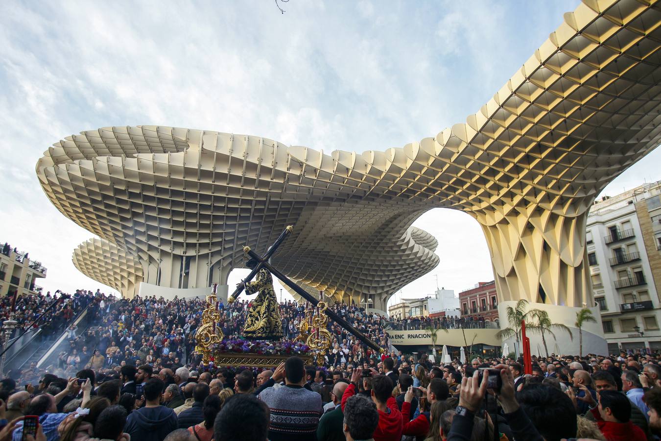 El Vía Crucis del Consejo de Hermandades y Cofradías de Sevilla, en imágenes (II)