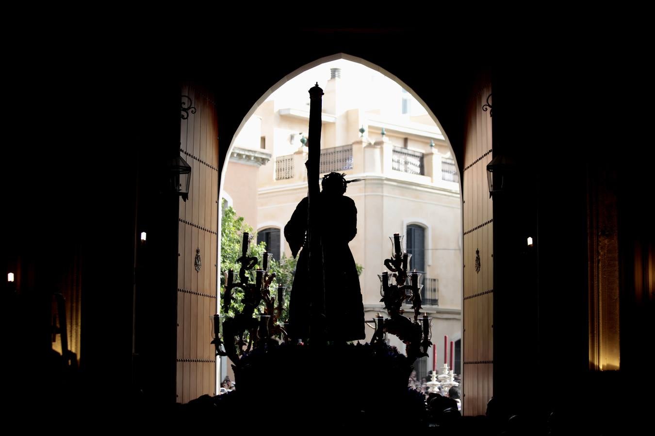 El Vía Crucis del Consejo de Hermandades y Cofradías de Sevilla, en imágenes