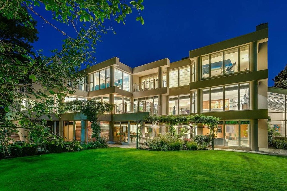 10.Baytree Cres, Toronto. Su impresionante arquitectura es su punto fuerte, con amplios ventanales que permiten el paso de la luz y vistas a la naturaleza. A lo largo de sus tres pisos encontramos seis dormitorios, doce baños, sala de juegos, SPA, gimnasio, piscina cubierta con techo retráctil, garaje con capacidad para trece coches, cine e incluso un estanque con cascada. Ahí es nada. Precio: 9.567.000