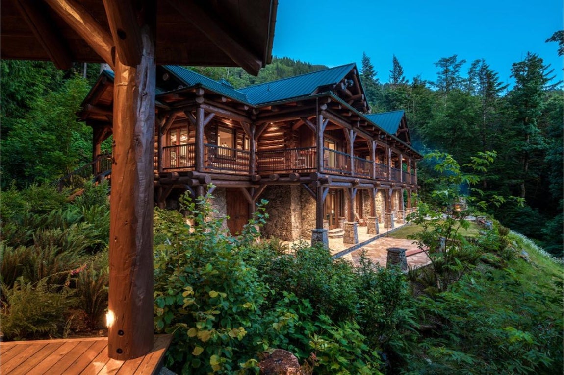 7.Fawn Bluff, Campbell River. Si buscasen una opción más rural en el interior de la naturaleza más salvaje, estamos seguros de que esta casa los enamoraría. Este refugio se encuentra a 14 minutos en hidroavión del aeropuerto regional de Campbell River y el puerto de entrada a la isla de Vancouver, y a solo 1:15 en taxi acuático. Labrada a mano a partir de madera poderosa y piedra viva forjada en el fuego, preside más de 340 acres de costa boscosa y totalmente privada, completa con un lago privado rico en arcoíris. Todo un santuario completamente equipado para que desconecten de la frenética ciudad. Precio: 19.384.800€