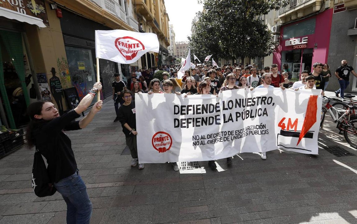 La manifestación en Córdoba contra el decreto de escolarización, en imágenes