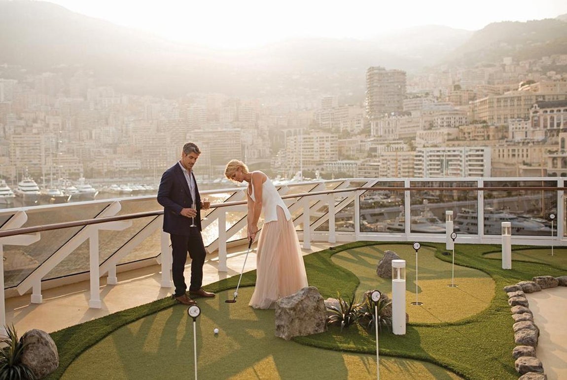 Seven Seas Splendor, el crucero de tus sueños. Como extra respecto a su barco gemelo, el Seven Seas Explorer cuenta con The Culinary Arts Kitchen, una cocina con 18 puestos en las que diferentes chefs de fama mundial impartirán talleres de cocina a los pasajeros que lo deseen. Esta actividad no está incluida en el precio.