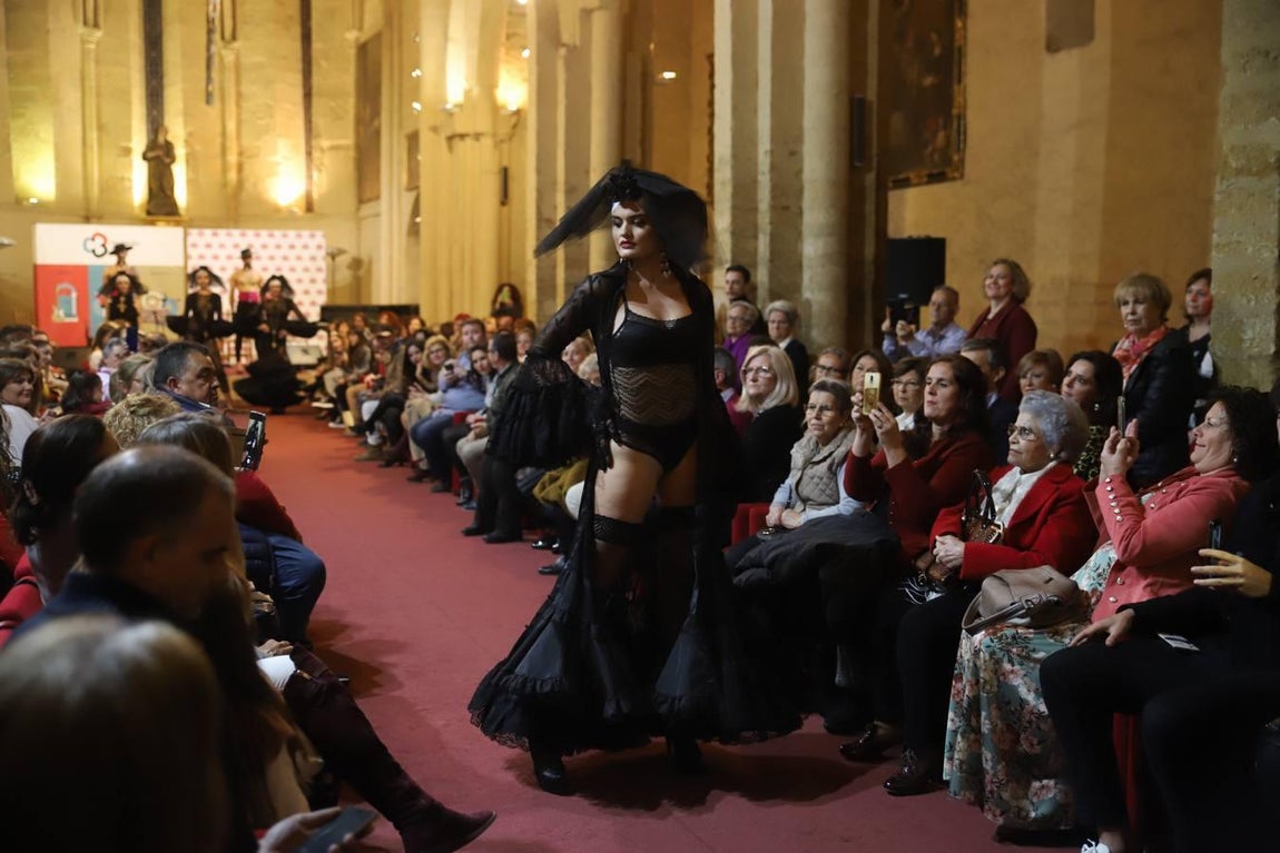 Moda flamenca y solidaria hecha en Córdoba, en imágenes