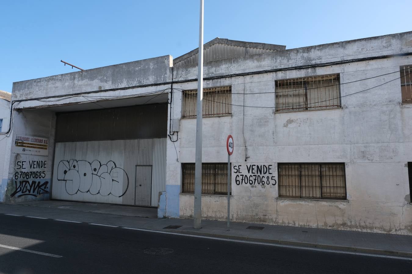 FOTOS: Okupas y gamberros vuelven a las naves abandonadas del recinto exterior de la Zona Franca en Cádiz