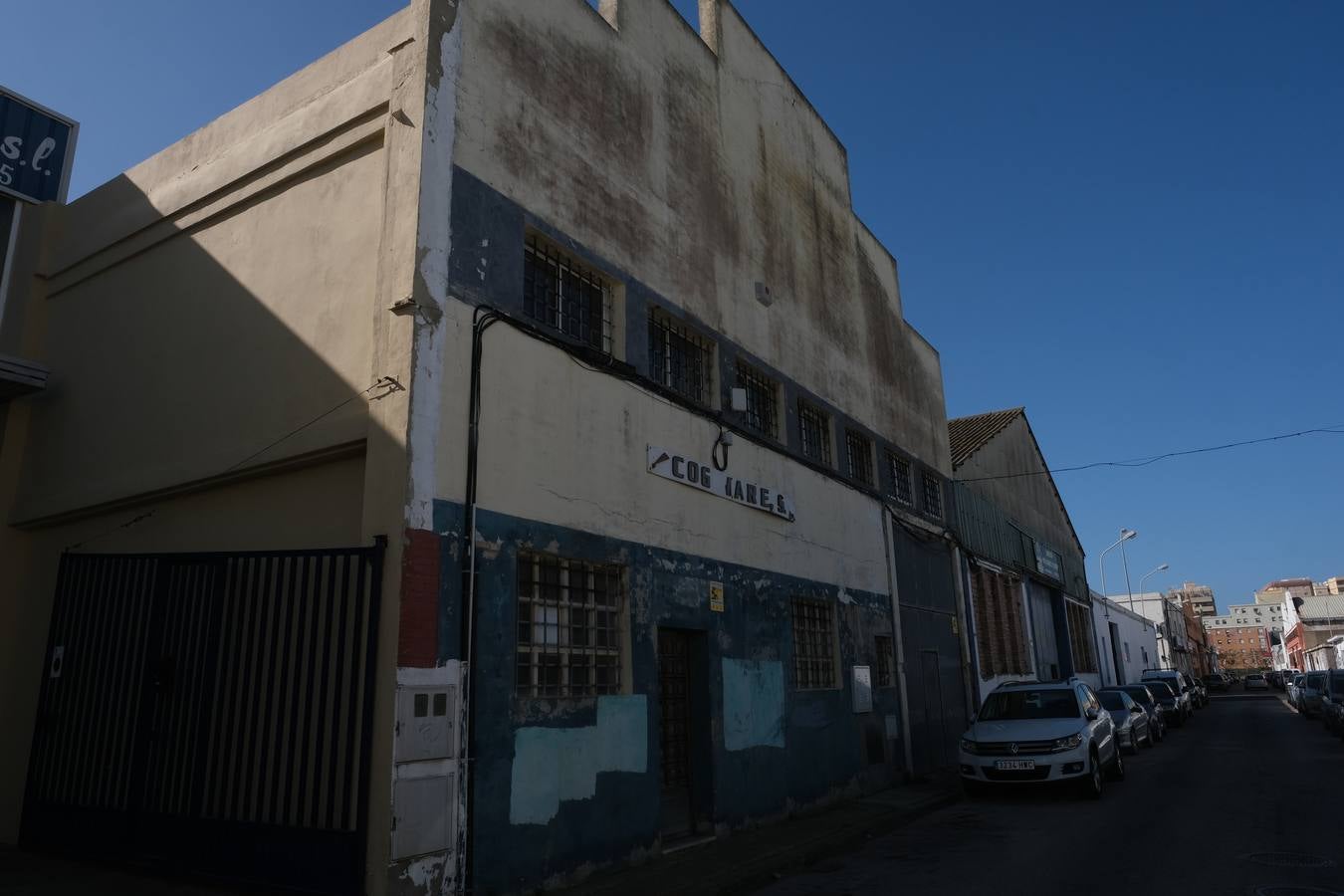 FOTOS: Okupas y gamberros vuelven a las naves abandonadas del recinto exterior de la Zona Franca en Cádiz