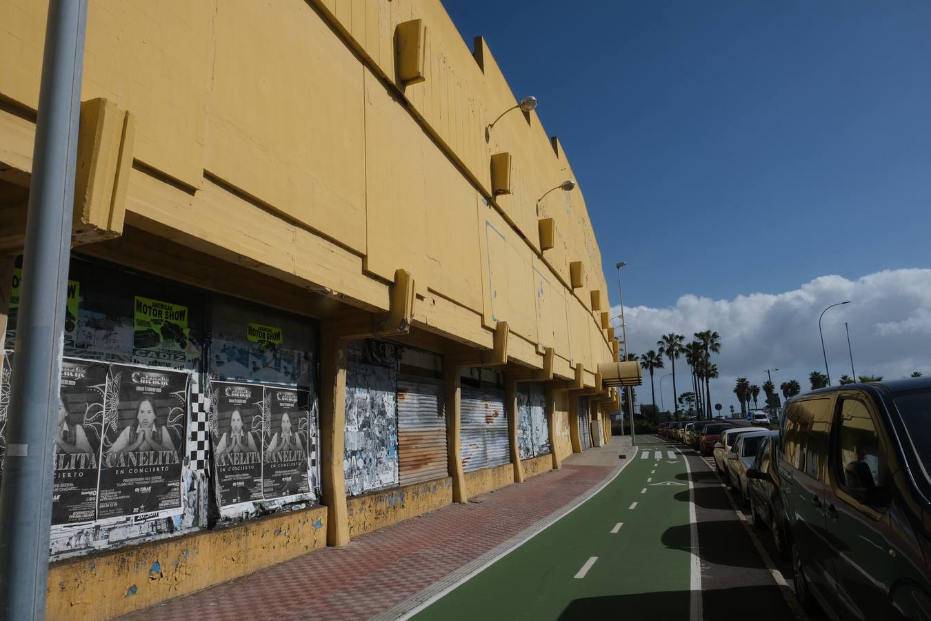 FOTOS: Okupas y gamberros vuelven a las naves abandonadas del recinto exterior de la Zona Franca en Cádiz