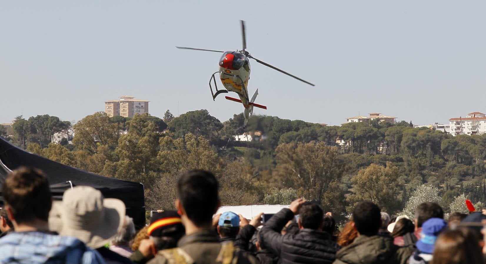 En imágenes, helicópteros y cazas del Ejército del Aire al cielo de Sevilla