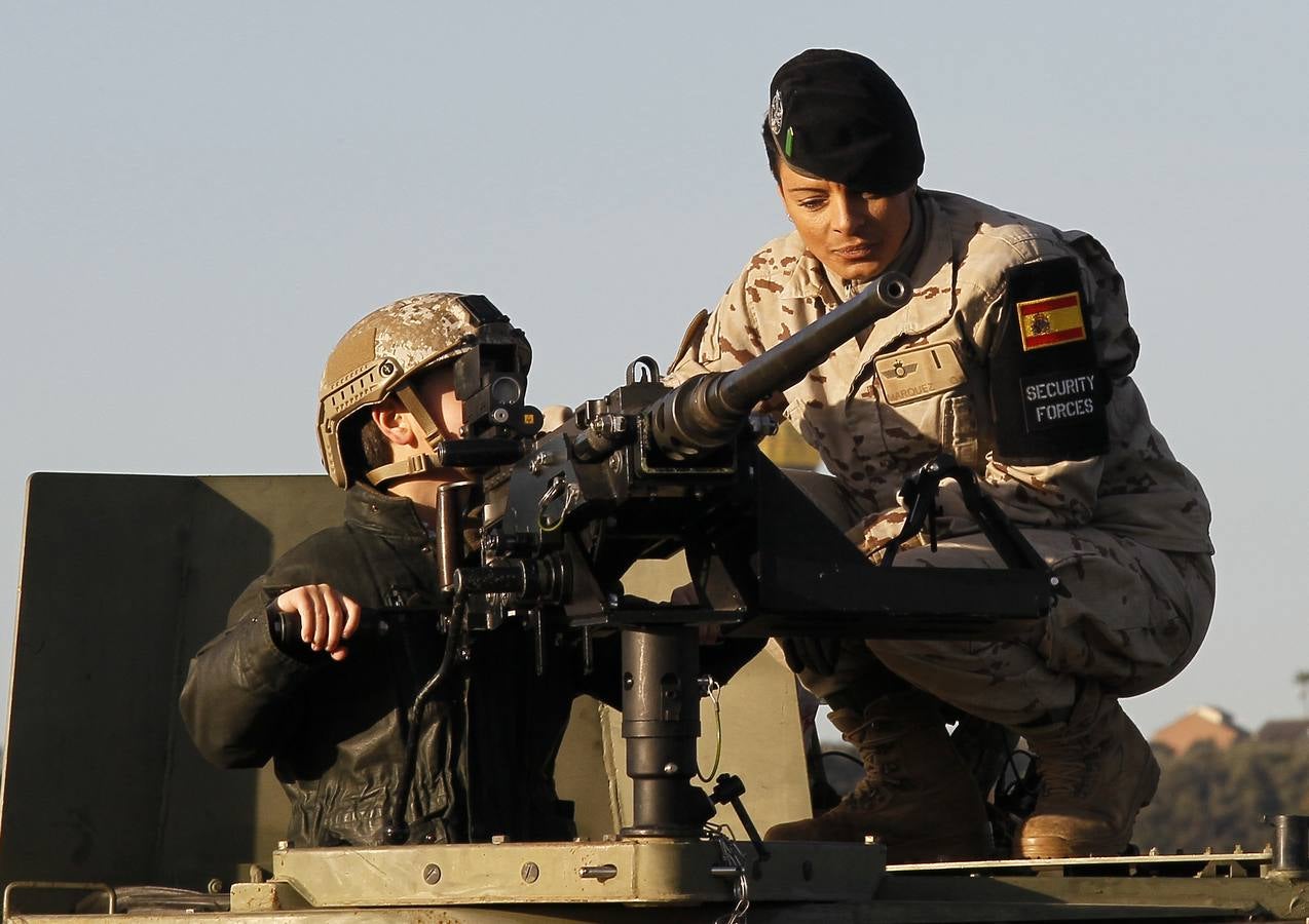 En imágenes, helicópteros y cazas del Ejército del Aire al cielo de Sevilla