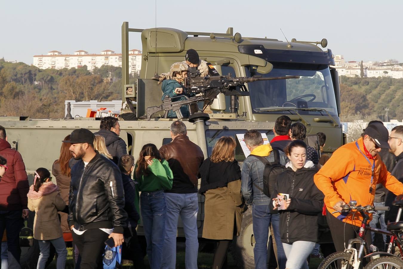 En imágenes, helicópteros y cazas del Ejército del Aire al cielo de Sevilla