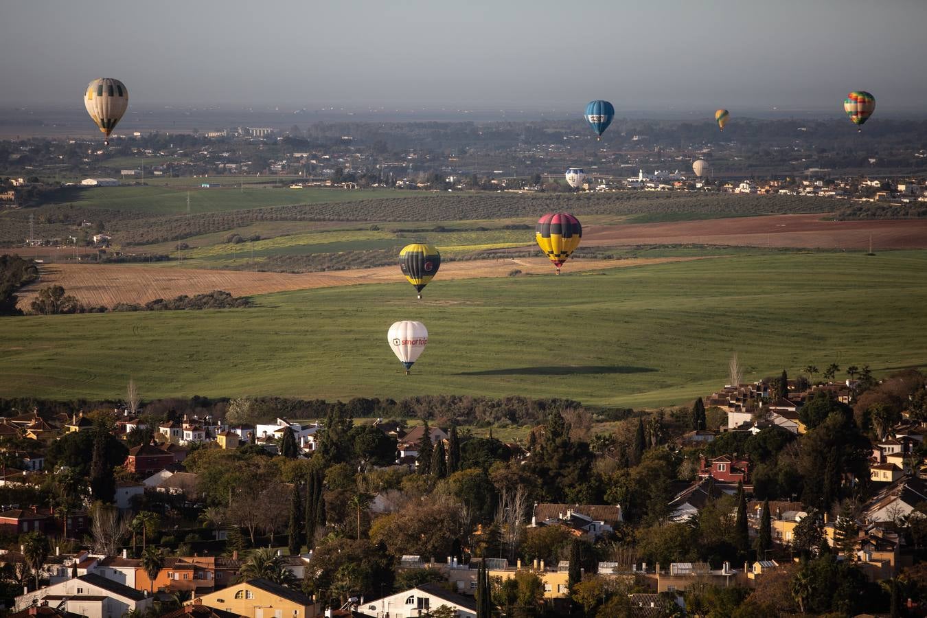 En imágenes, helicópteros y cazas del Ejército del Aire al cielo de Sevilla