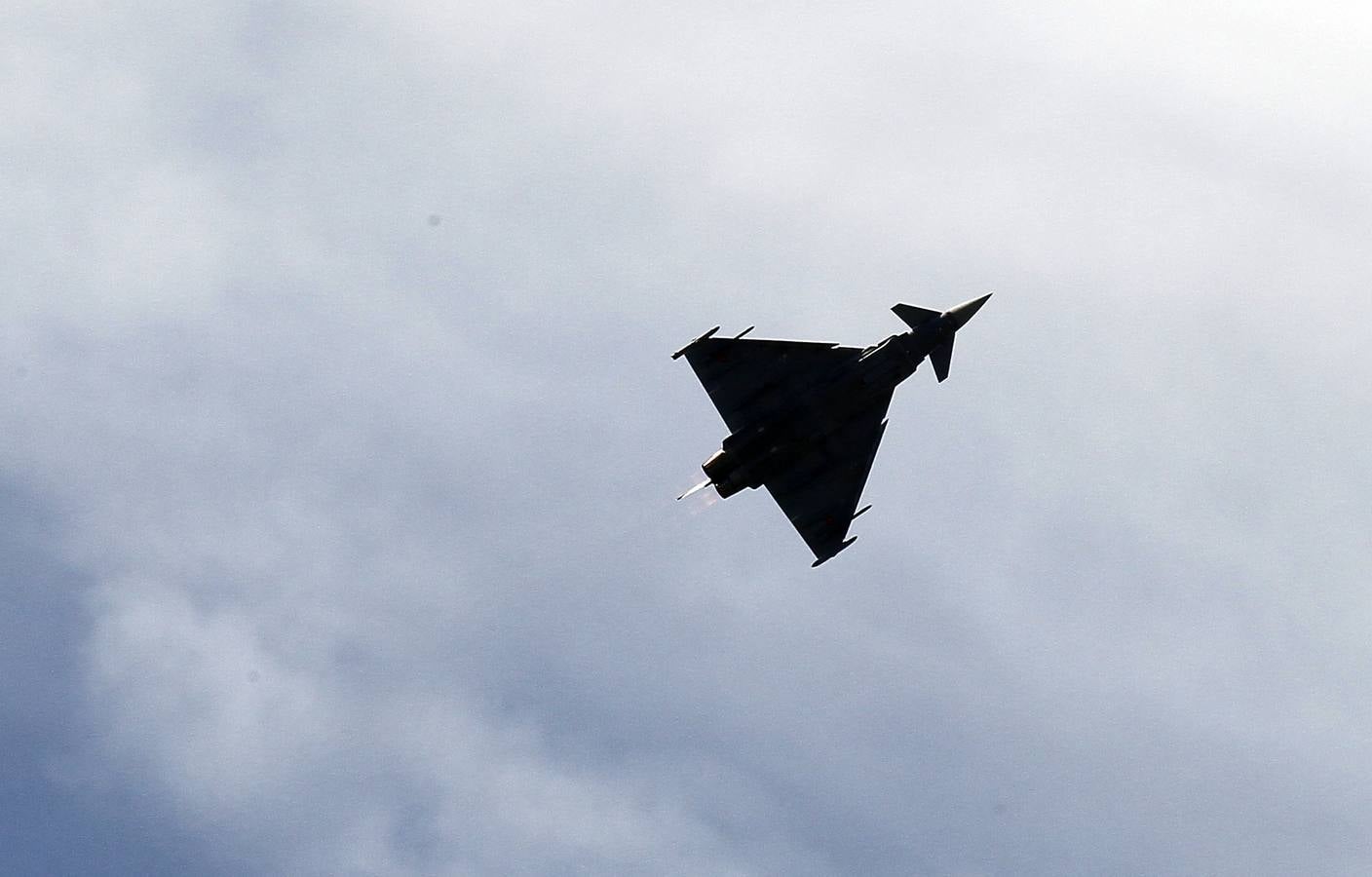 En imágenes, helicópteros y cazas del Ejército del Aire al cielo de Sevilla