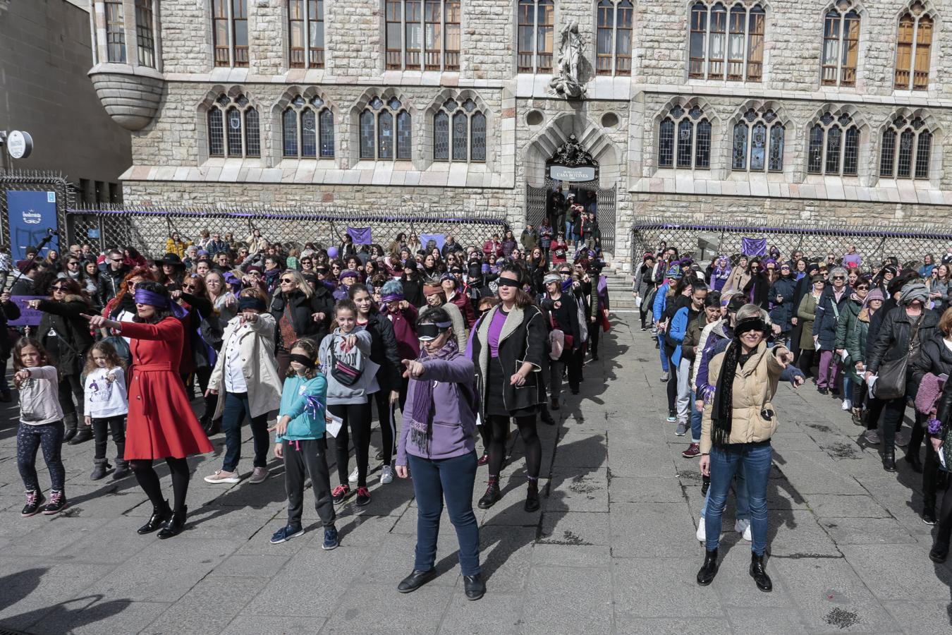 Las leonesas ponen banda sonora a la concentración feminista por el 8-M. León.