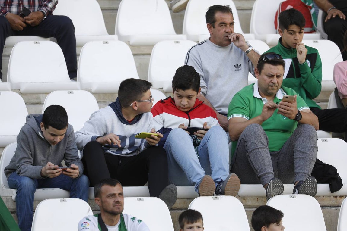 El ambiente en la grada del Córdoba CF-Cartagena, en imágenes