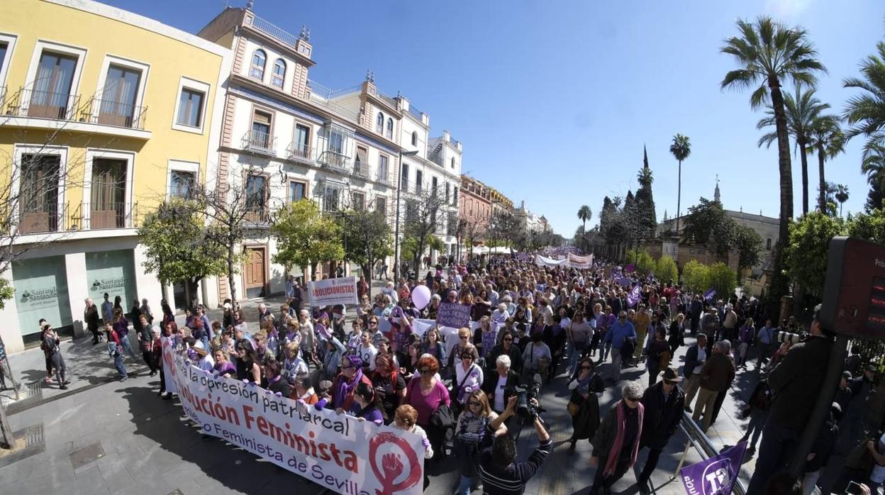 En imágenes, la marcha del Movimiento Feminista de Sevilla por el 8-M