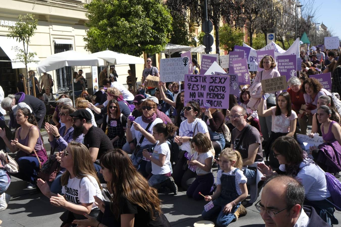 En imágenes, la marcha del Movimiento Feminista de Sevilla por el 8-M