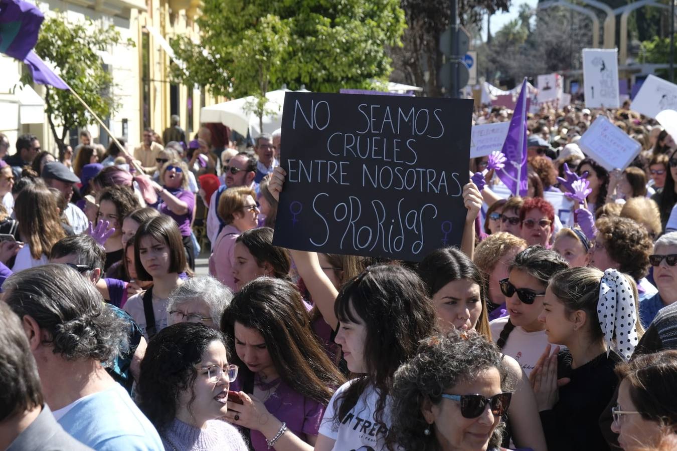 En imágenes, la marcha del Movimiento Feminista de Sevilla por el 8-M