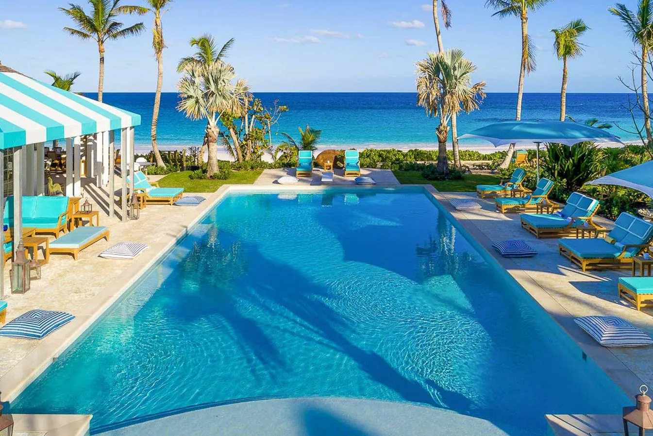 Piscina, bar y cenador- La lujosa mansión de Kylie Jenner en Bahamas. La amplia piscina se comunica con la playa privada y está rodeada de gran cantidad de tumbonas y un chiringuito. Como se aprecia, no falta ningún detalle en esta villa cuyo precio ronda los 9.500€ la noche.