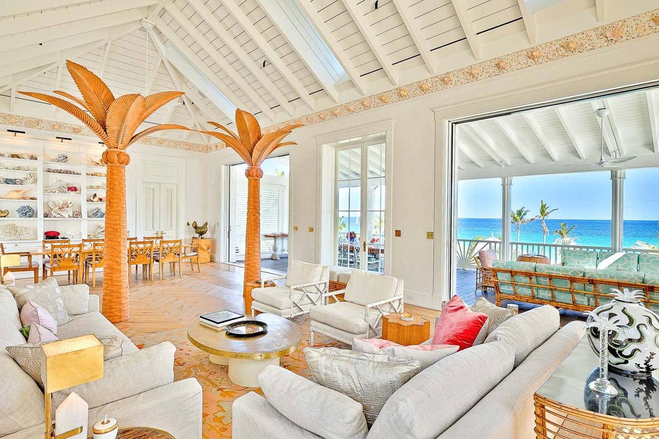 Decoración de vanguardia- La lujosa mansión de Kylie Jenner en Bahamas. Numerosas obras de arte decoran las paredes y contrastan con los techos abovedados y suelos de parquet.. Tampoco falta el mobiliario de todos los estilos compuesto por puiezas tanto de anticuarios como de firmas de diseñadores de renombre.