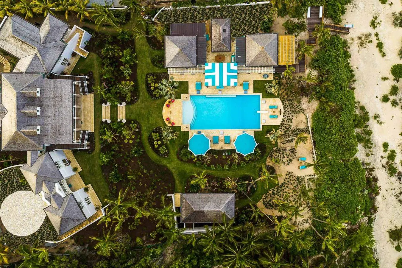 Privacidad y tranquilidad- La lujosa mansión de Kylie Jenner en Bahamas. Elegantes escaleras conducen desde la casa principal a la piscina, rodeadas de tumbonas y un encantador pabellón cubierto. Cuenta además con una casa de invitados con un dormitorio extra y acceso a la playa desde todas las habitaciones de la residencia.