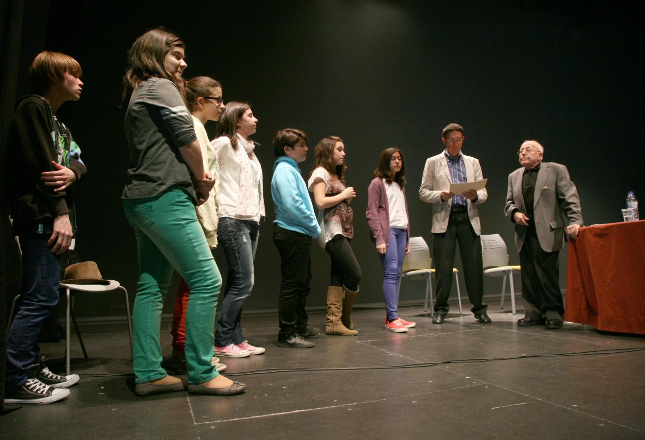 También dio nombre a un instituto en Valladolid. En la imagen junto a alumnos del centro