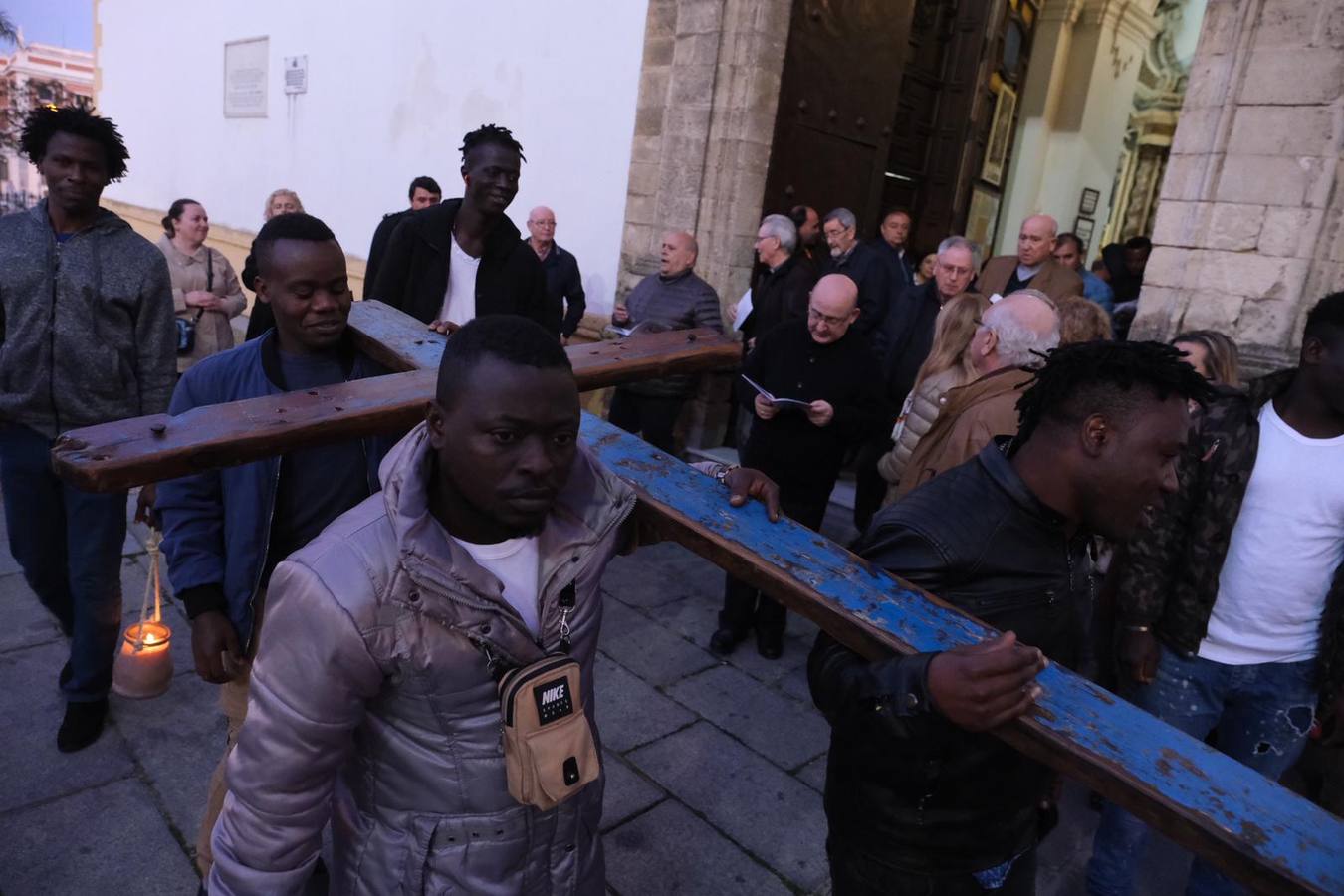 FOTOS: La Cruz de Lampedusa recorre las calles de Cádiz