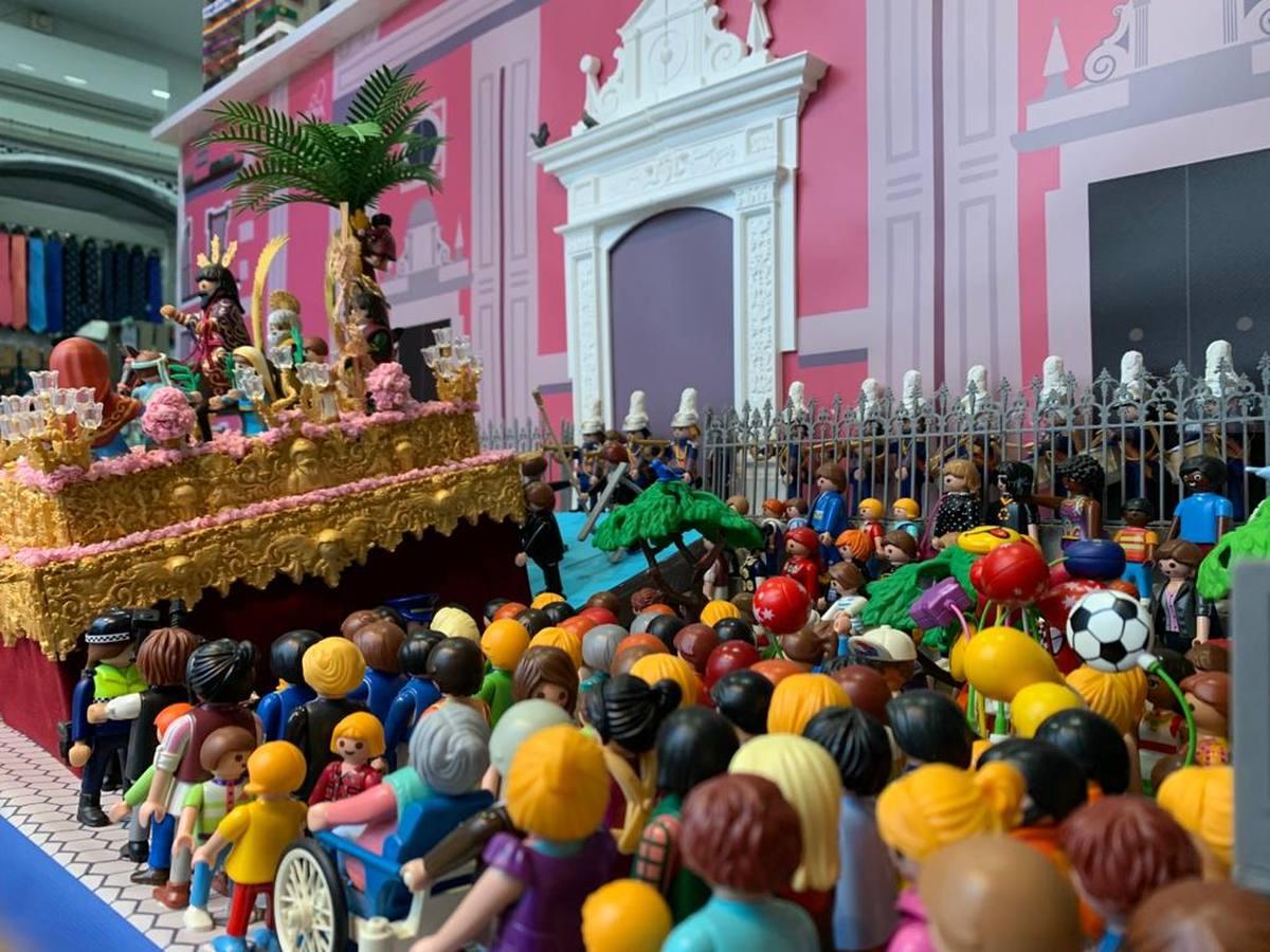 Un escaparate de playmobil recrea la salida de la Borriquita