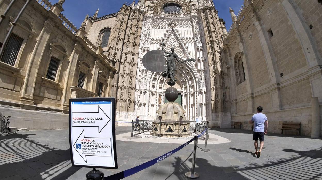 El coronavirus vacía los monumentos de Sevilla