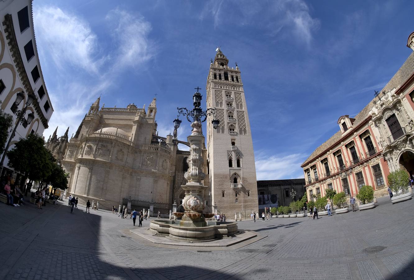 El coronavirus vacía los monumentos de Sevilla