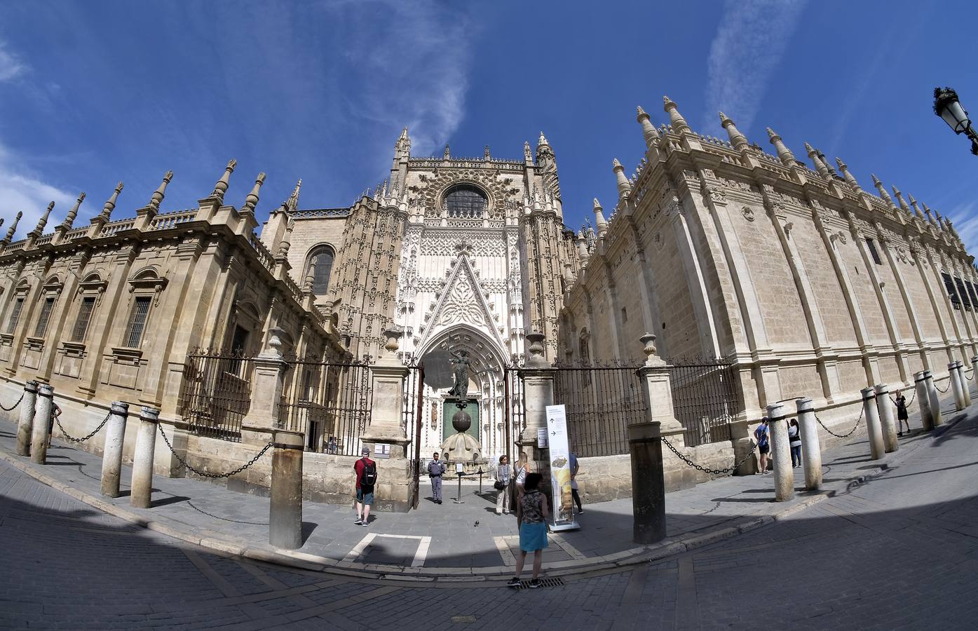 El coronavirus vacía los monumentos de Sevilla