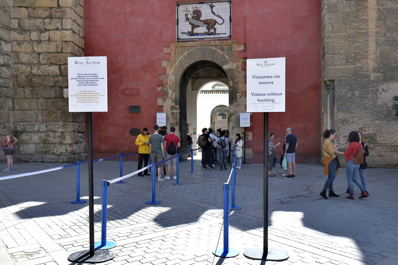 El coronavirus vacía los monumentos de Sevilla